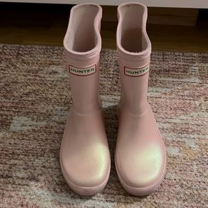 Size 11 toddler hunter rain boots.